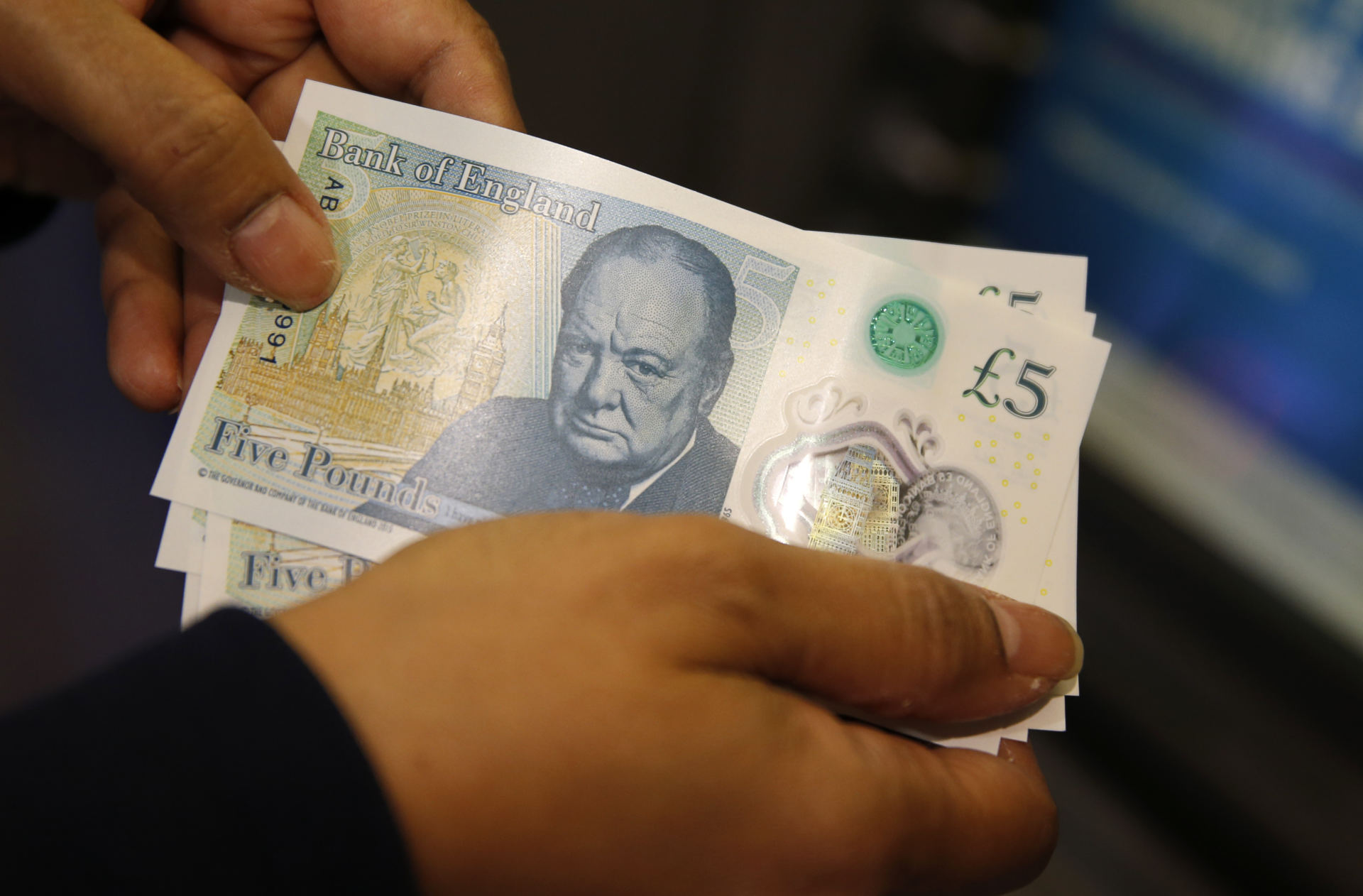 Британцы используют новую пятифунтовую банкноту для проигрывания виниловых пластинок