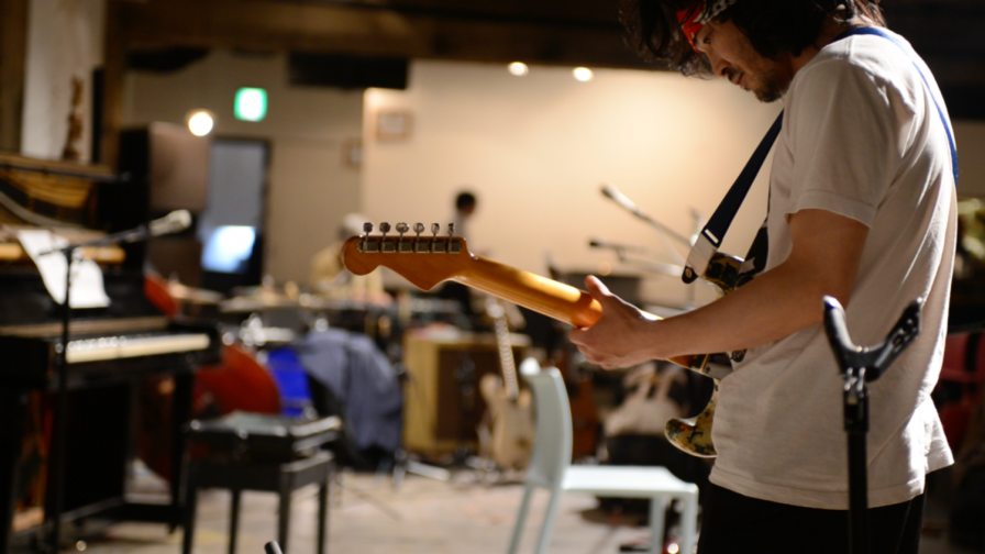 Японский гитарист Уэно Такаси выпустит новую инструментальную работу "Smoke Under the Water" на лейбле Room40