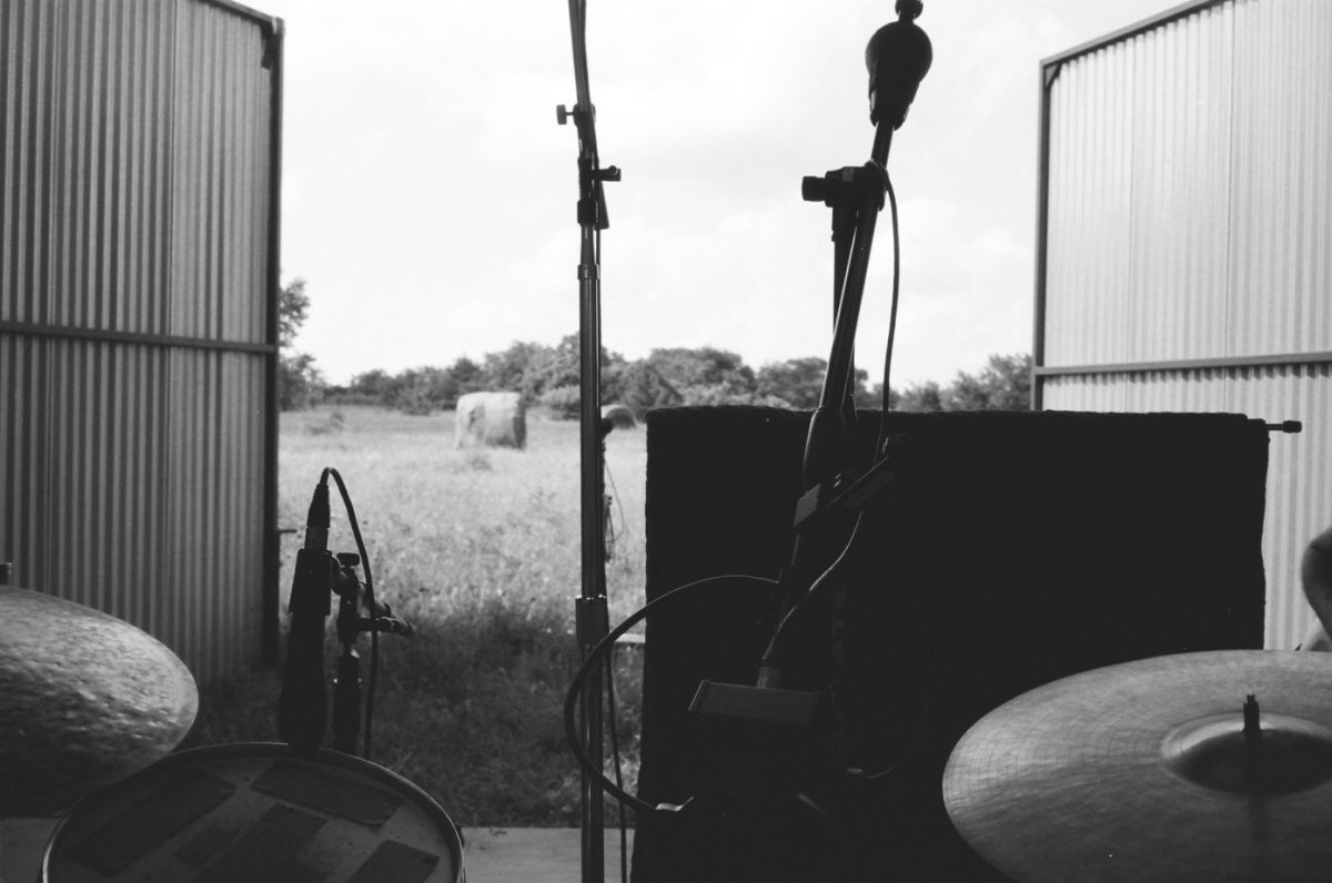 Чистое поле и сараи заставленные дорогой аппаратурой: Как был записан альбом Khruangbin “Mordechai”